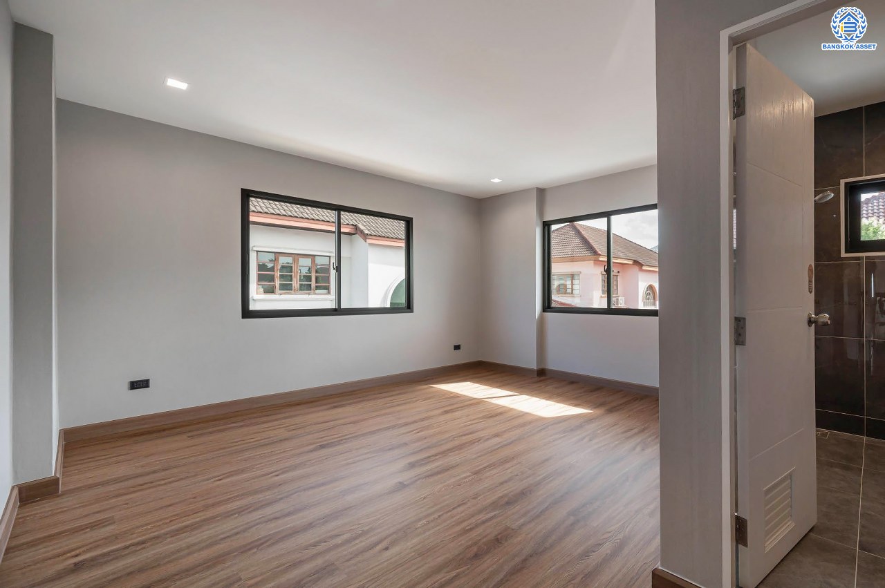 บ้านเดี่ยวฟิลคฤหาสน์มือสองตกแต่งใหม่ แบรนด์ LH ดีไซน์สุดหรูหรา โครงการ ลดาวัลย์ ปิ่นเกล้า เนื้อที่ 178.6 ตร.ว. บนพื้นที่ใช้สอยถึง 651.84 ตร.ม. ฟังก์ชันจัดเต็ม 5 ห้องนอน 7 ห้องน้ำ  1 ห้องแม่บ้าน จอดรถได้ถึง 3 คัน ทำเลศักยภาพติดถนนบรมราชชนนี เชื่อมต่อหลายเส้นทาง ใกล้มหาวิทยาลัยมหิดล และเซ็นทรัลศาลายา